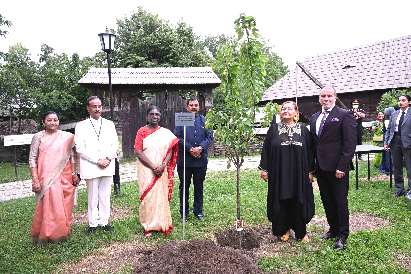 President Murmu Takes Green Initiative to Romania, Plants Tree Under &lsquo;Ek Ped Maa Ke Naam&rsquo;